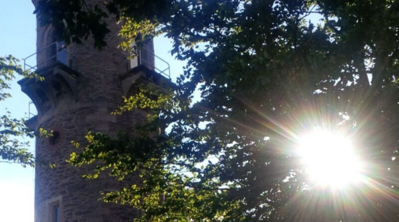 Kickelhahnturm davor die Information